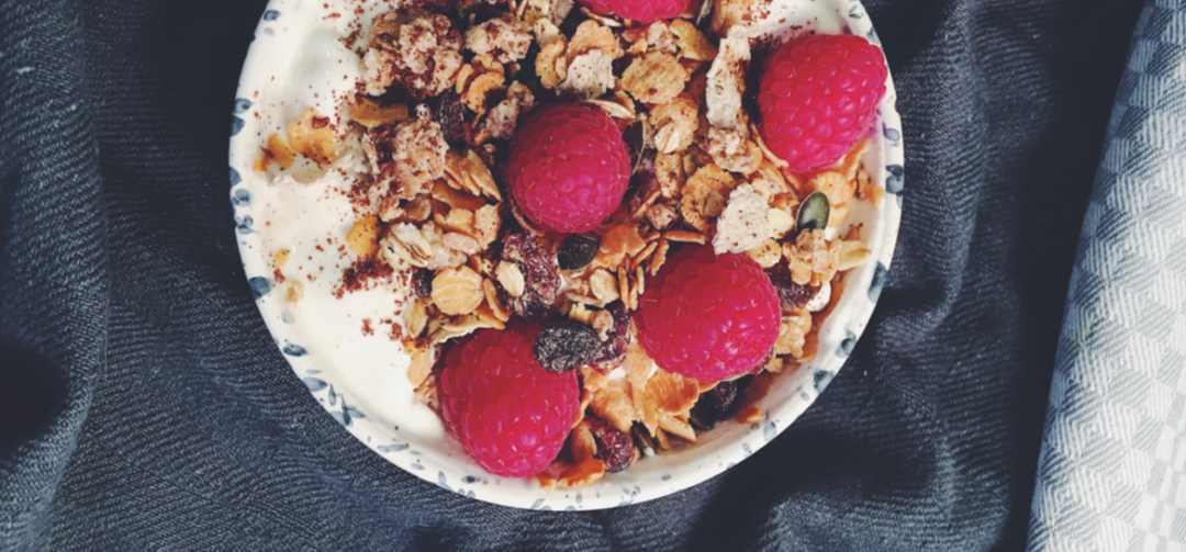 Fit mit Mody - Powerbowl – Proteinreiches Magerquark-Rezept mit Beeren &  Müsli – Fit mit Mody